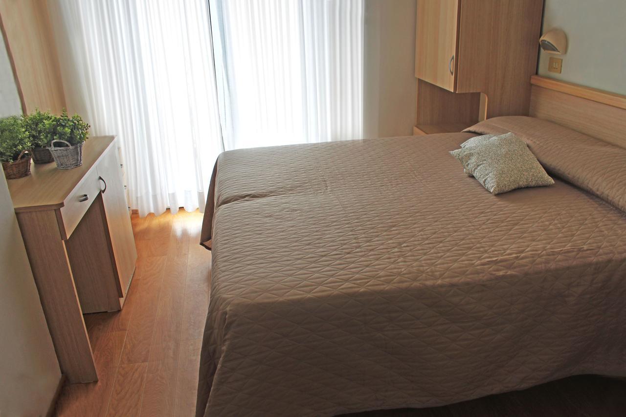 Hotel Lungomare Cattolica Exteriör bild